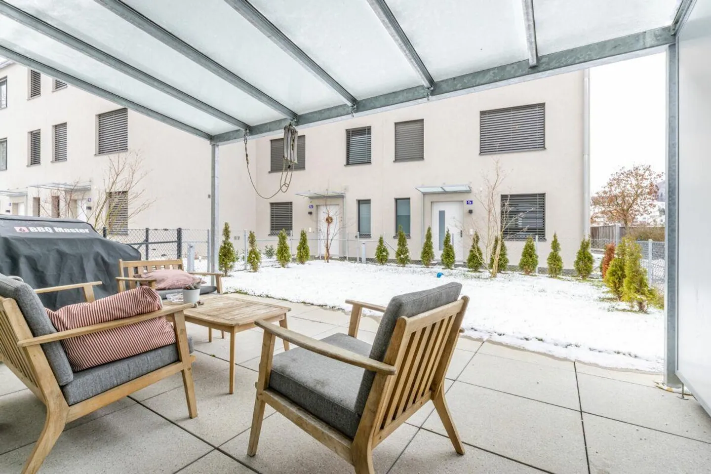 Maison de famille en terrasse moderne de 7,5 pièces directement au bord de la zone de conservation de la nature - Photo 3 sur 26