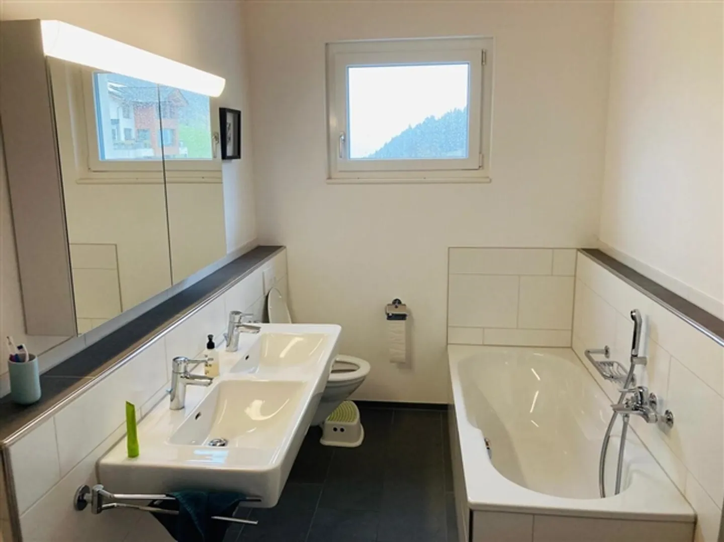 Appartement en penthouse lumineux et spacieux de 4,5 pièces dans un emplacement central - Photo 7 sur 11