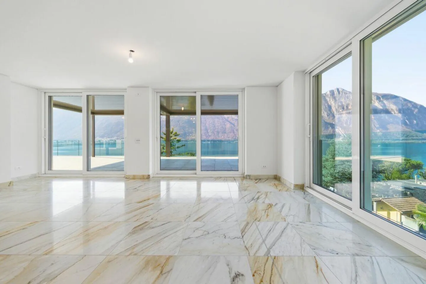 Residenza Ceresio 52: Penthouse apartment with large panoramic terrace - Photo 4 of 14