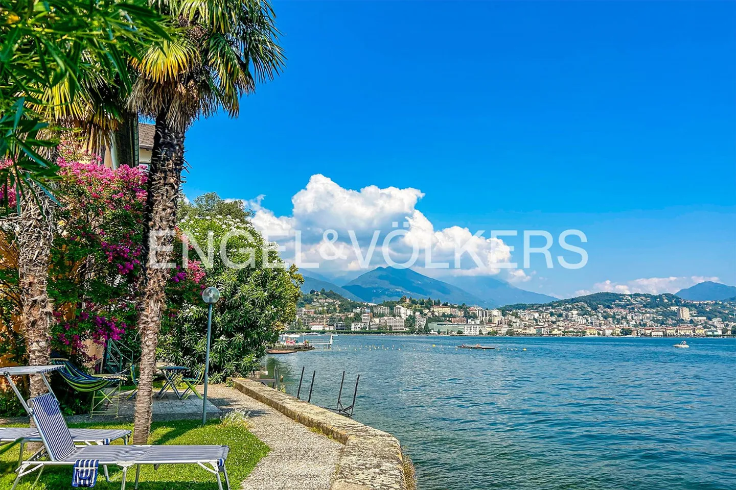 Villa located directly on the lake with private boathouse - Photo 2 of 8