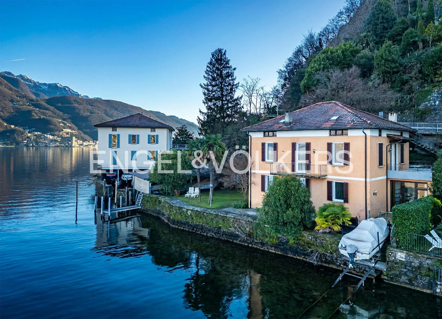 Villa located directly on the lake with private boathouse - Photo 3 of 8