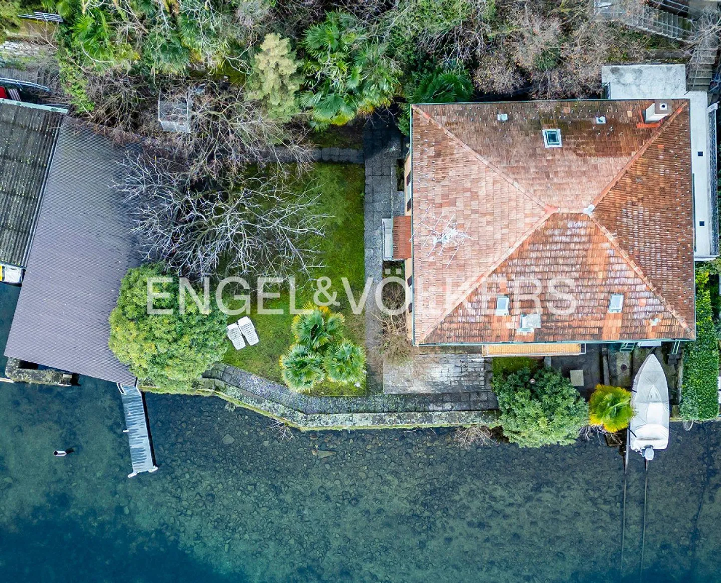 Villa located directly on the lake with private boathouse - Photo 4 of 8