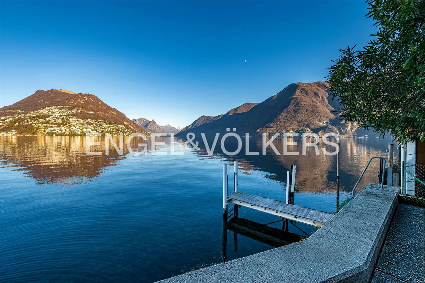 Villa located directly on the lake with private boathouse - Photo 5 of 8