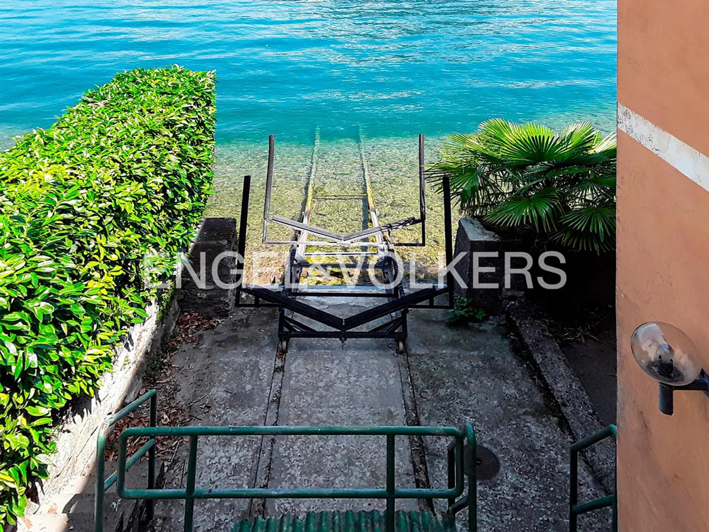 Villa located directly on the lake with private boathouse - Photo 6 of 8