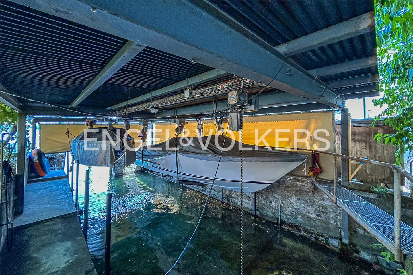 Villa located directly on the lake with private boathouse - Photo 7 of 8