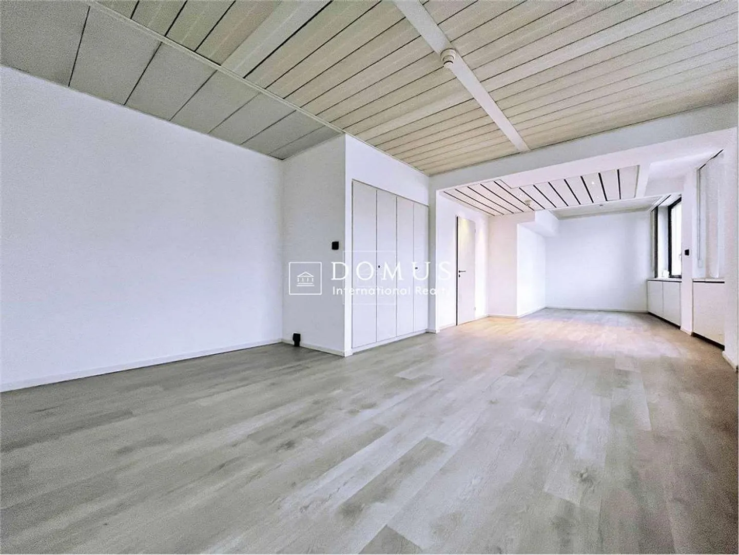 Office center with conference room - Photo 2 of 8