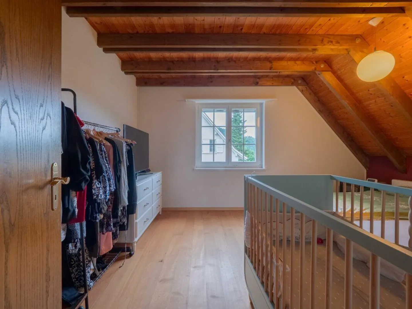 Freistehendes 7.5 Z' EFH mit Pool und 3 Garagen-Plätzen - Foto 5 von 12