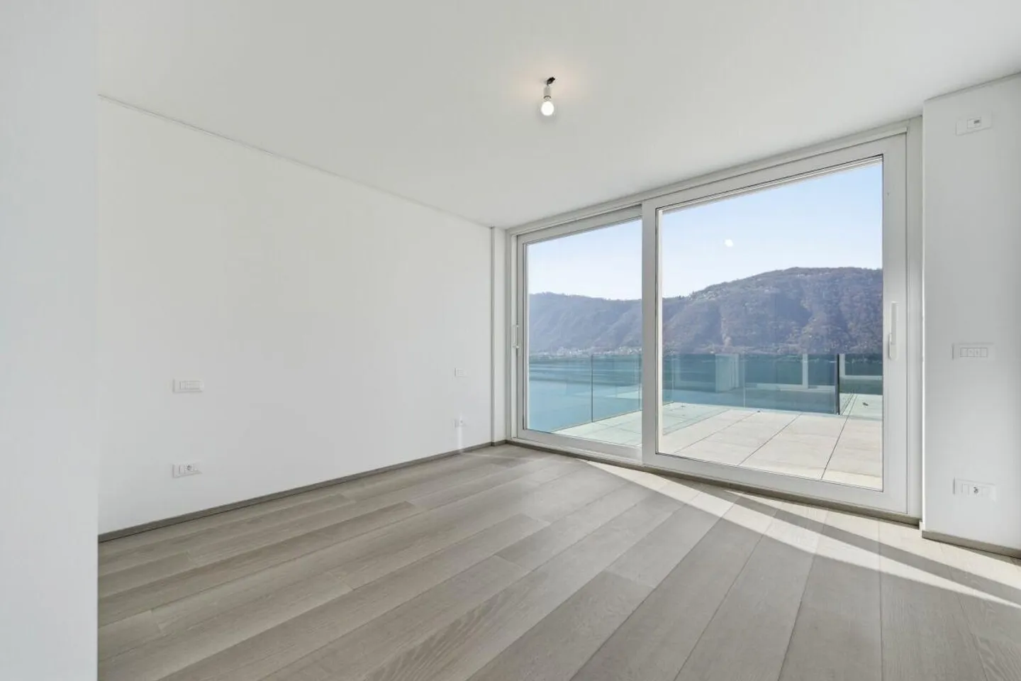 Residenza Ceresio 52: Penthouse apartment with large panoramic terrace - Photo 7 of 14