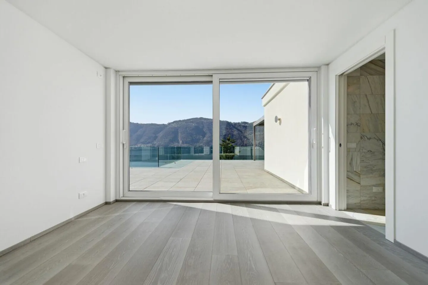 Residenza Ceresio 52: Penthouse apartment with large panoramic terrace - Photo 8 of 14