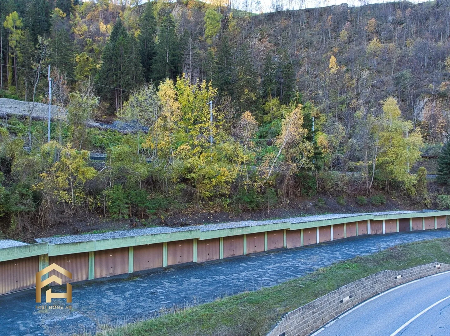 Practical garage box in the best location above the Betten valley station - Photo 2 of 13