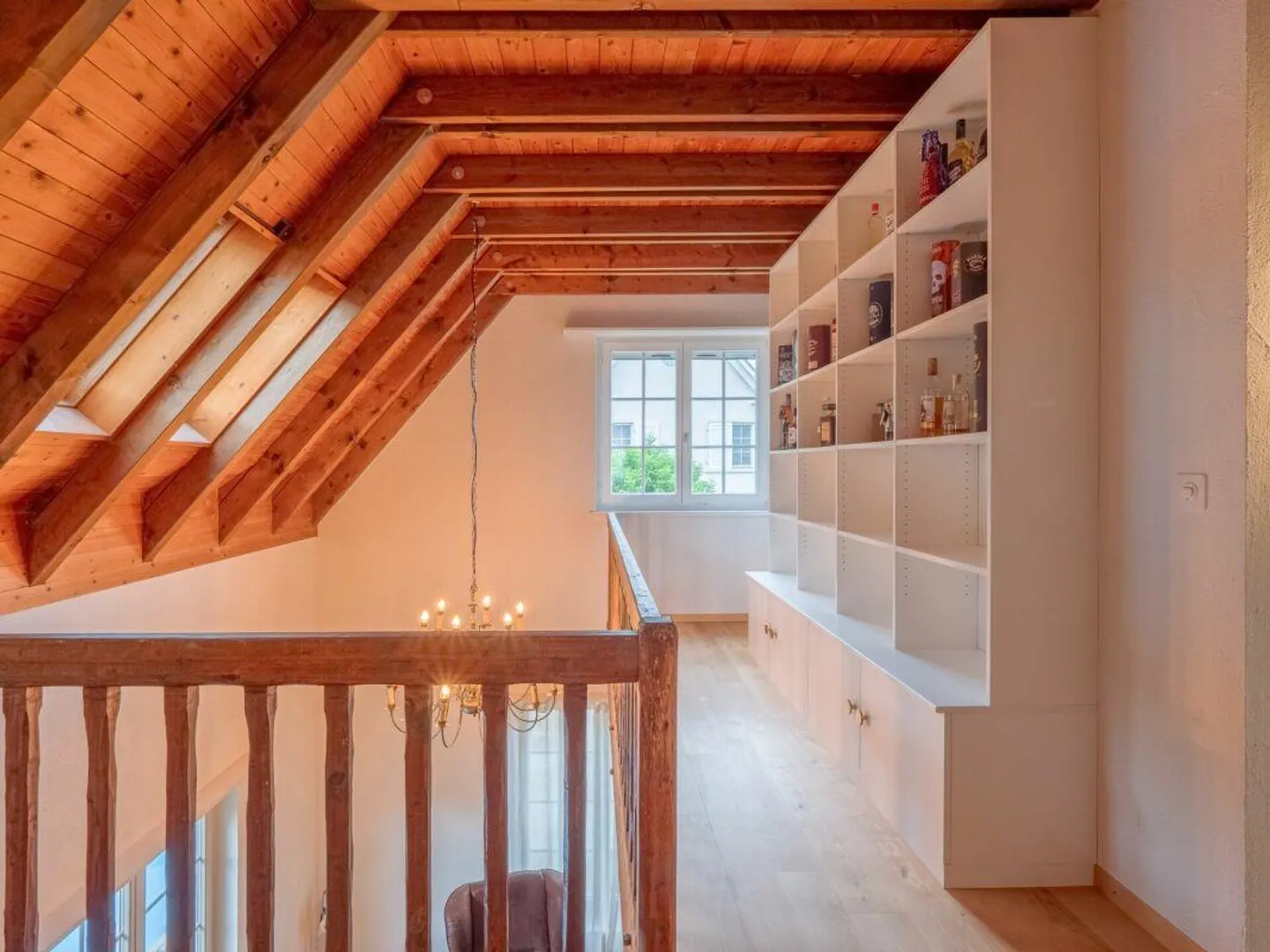 Freistehendes 7.5 Z' EFH mit Pool und 3 Garagen-Plätzen - Foto 7 von 12