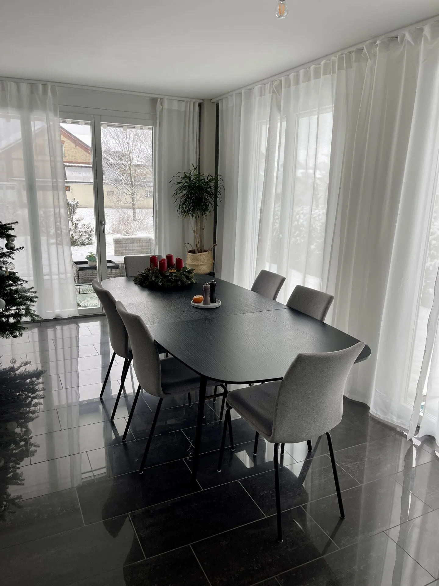 Ampio appartamento di 3,5 locali con area giardino in una zona residenziale tranquilla - Foto 3 di 7