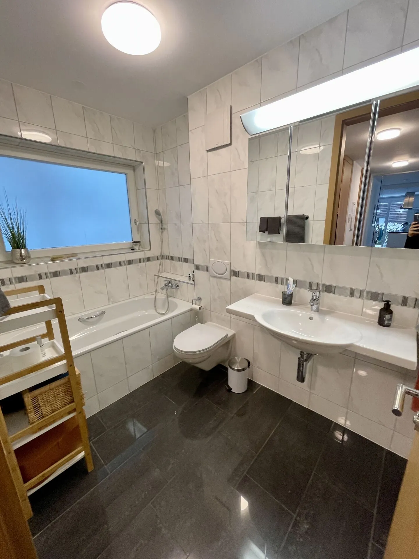 Ampio appartamento di 3,5 locali con area giardino in una zona residenziale tranquilla - Foto 5 di 7