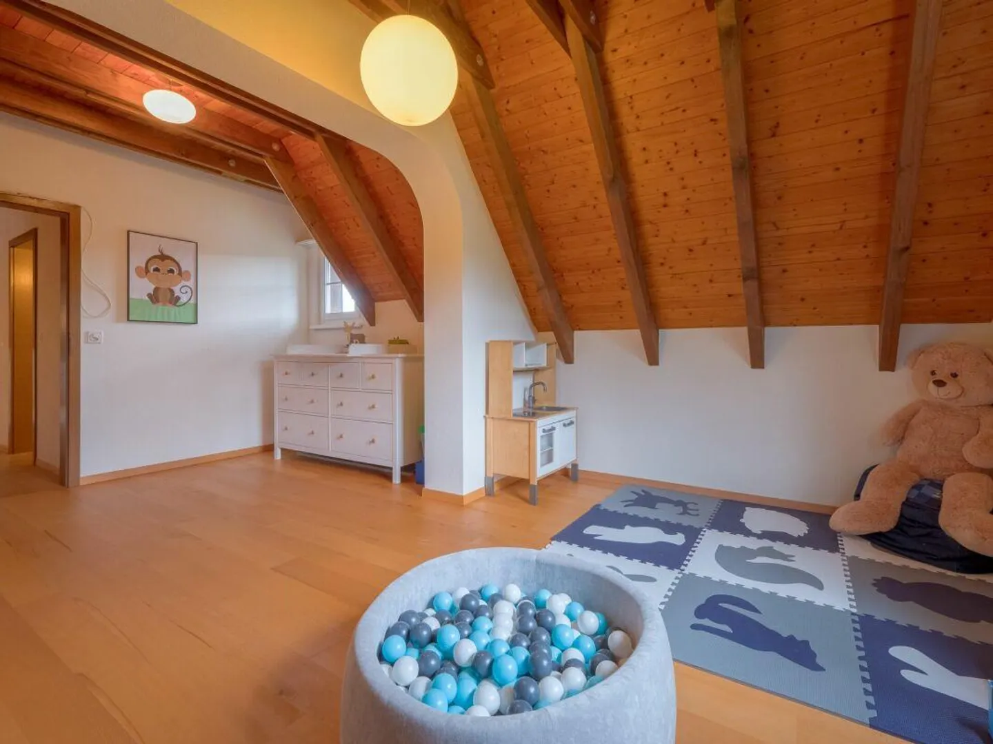 Freistehendes 7.5 Z' EFH mit Pool und 3 Garagen-Plätzen - Foto 6 von 12
