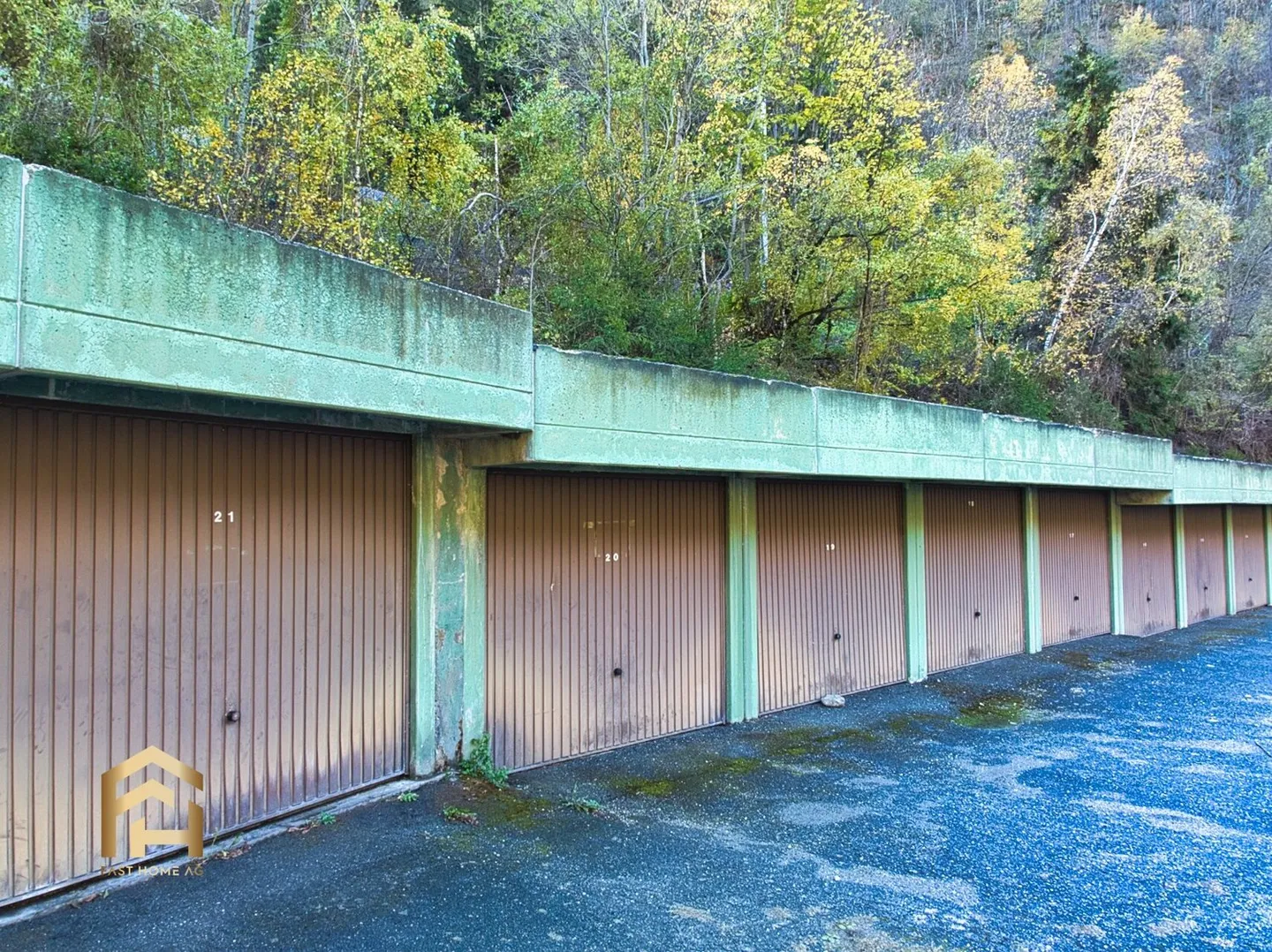 Practical garage box in the best location above the Betten valley station - Photo 3 of 13