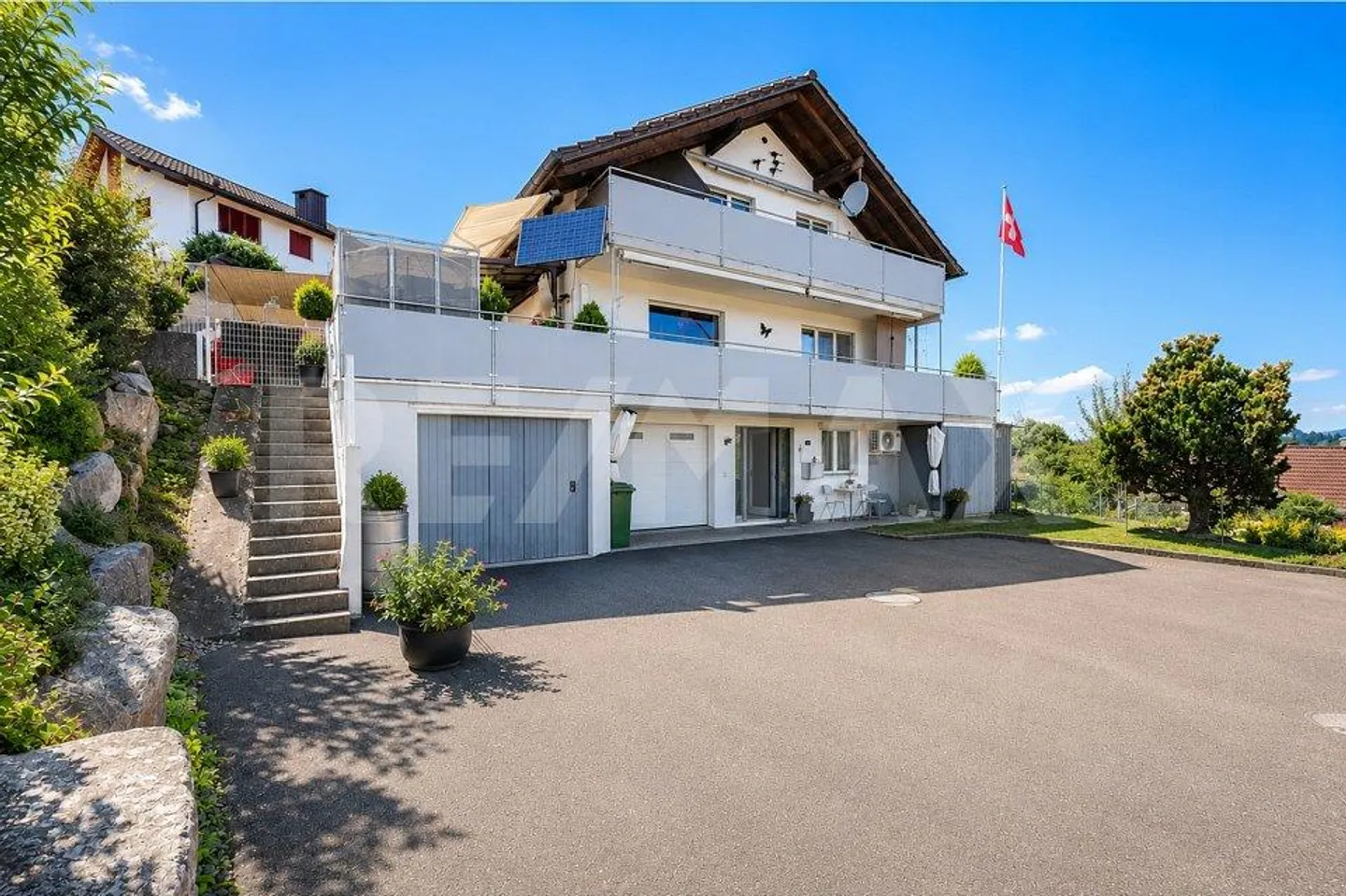 Charming 5.5-room single-family house with a wide view and a lot of potential - Photo 1 of 13
