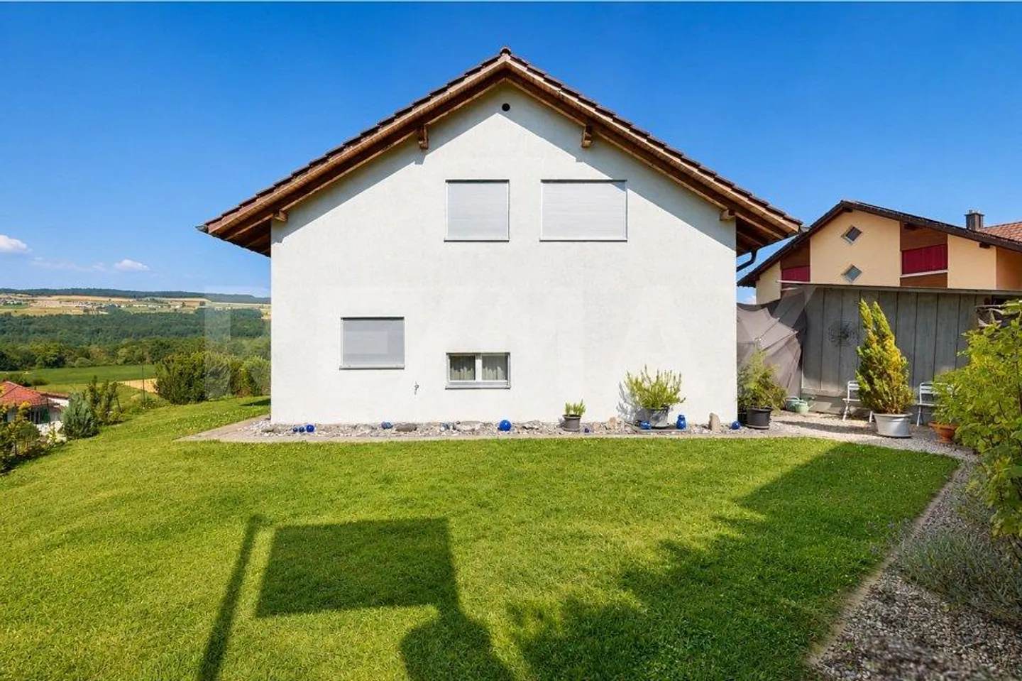 Charming 5.5-room single-family house with a wide view and a lot of potential - Photo 2 of 13