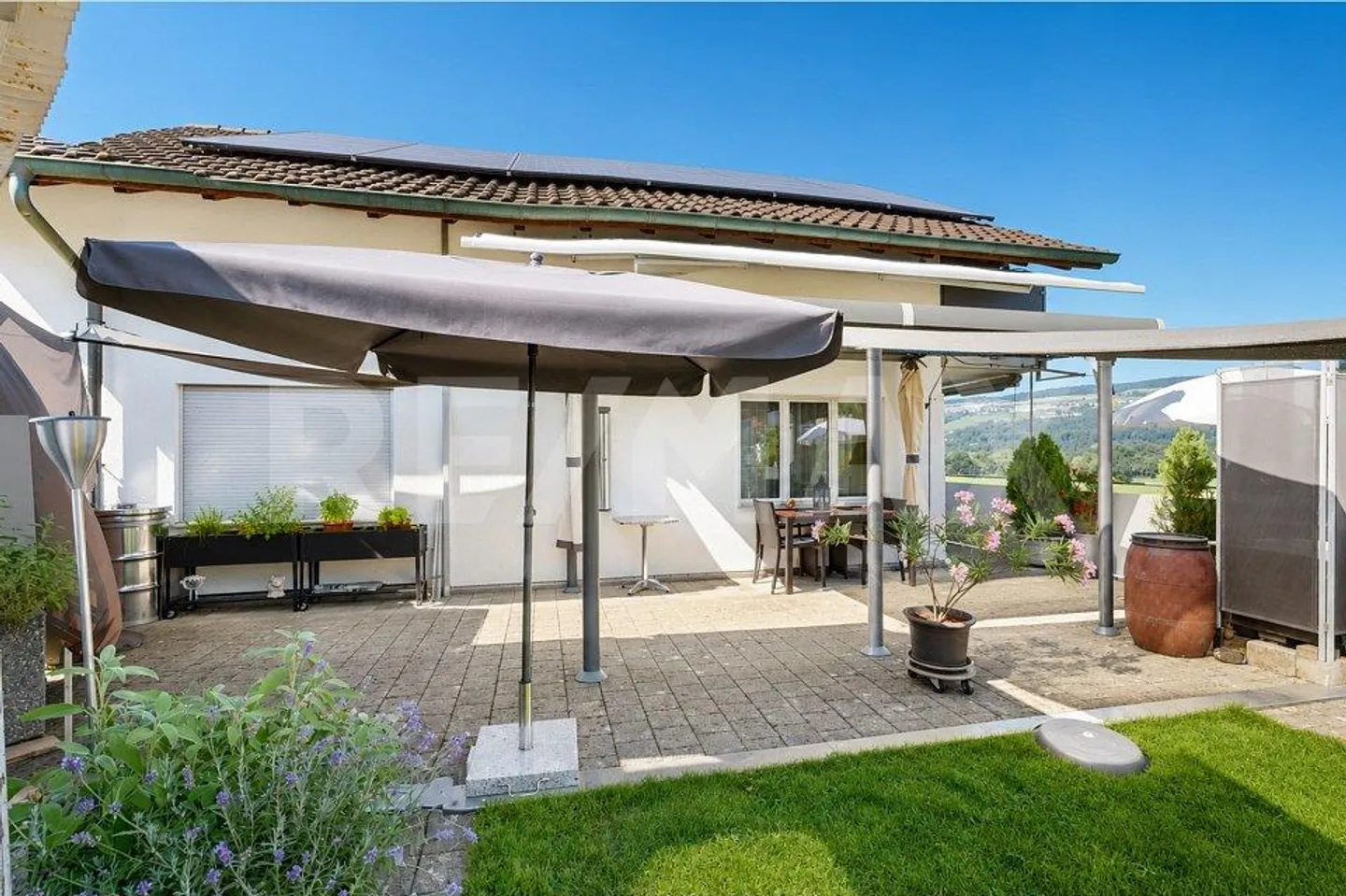 Charming 5.5-room single-family house with a wide view and a lot of potential - Photo 3 of 13