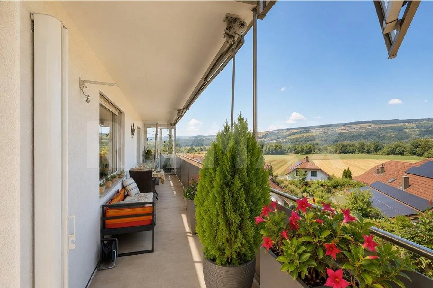 Charming 5.5-room single-family house with a wide view and a lot of potential - Photo 4 of 13