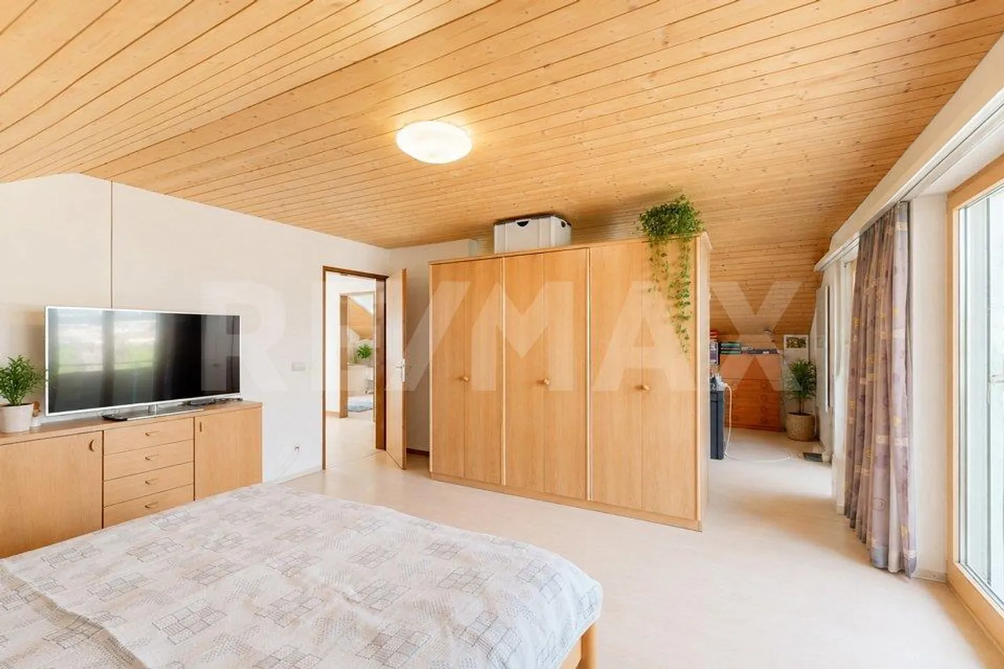 Charming 5.5-room single-family house with a wide view and a lot of potential - Photo 6 of 13