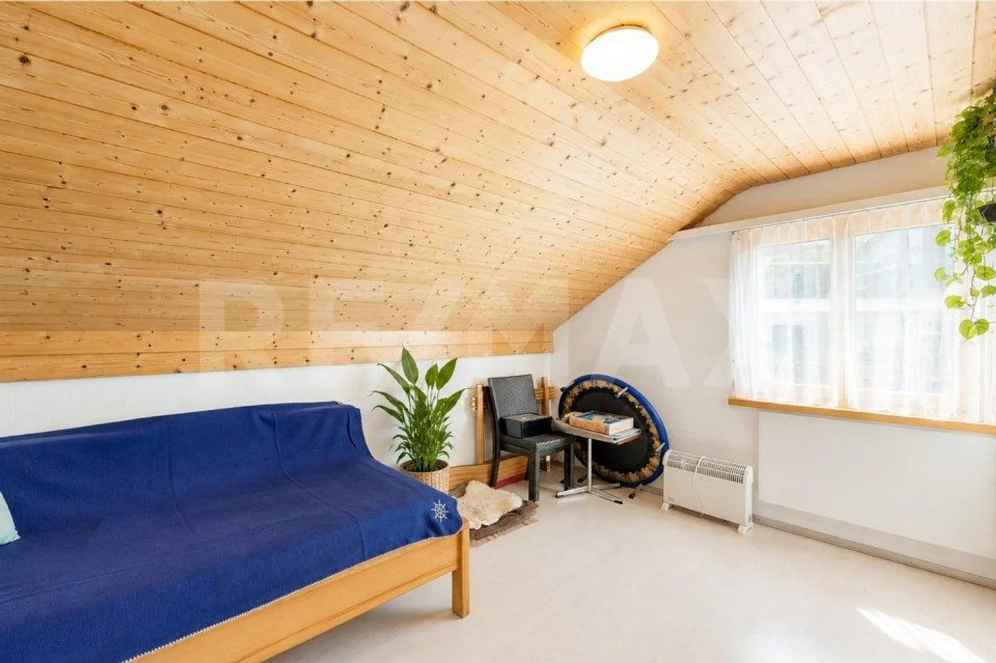 Charming 5.5-room single-family house with a wide view and a lot of potential - Photo 7 of 13
