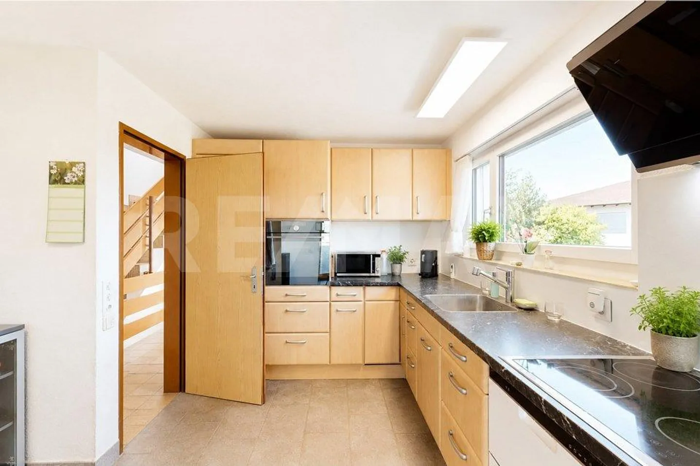 Charming 5.5-room single-family house with a wide view and a lot of potential - Photo 10 of 13