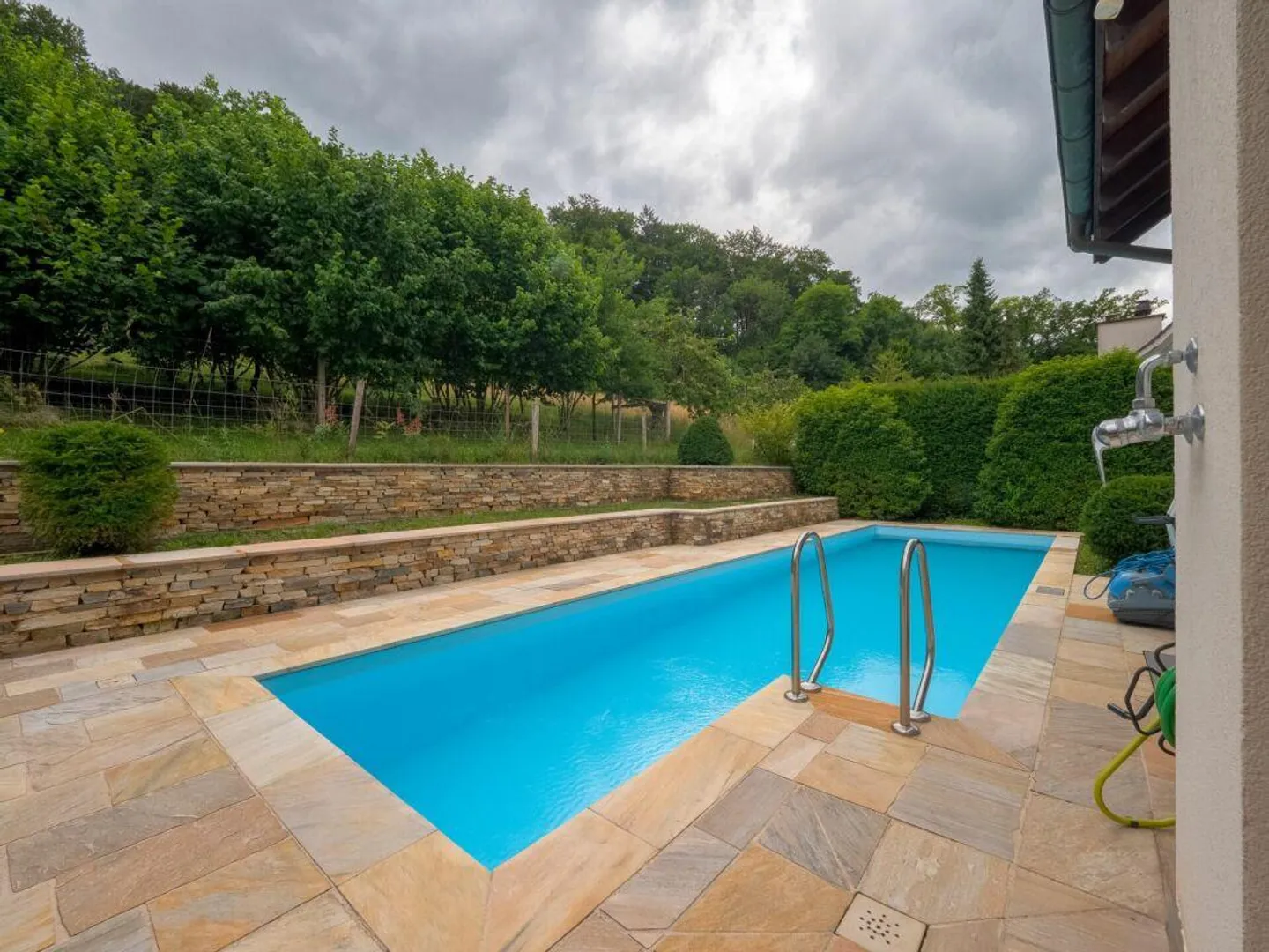 Freistehendes 7.5 Z' EFH mit Pool und 3 Garagen-Plätzen - Foto 11 von 12