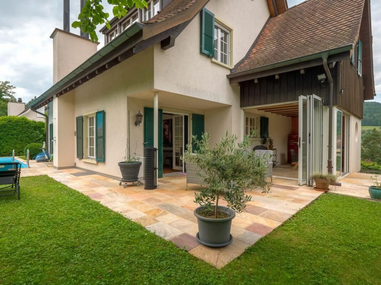 Freistehendes 7.5 Z' EFH mit Pool und 3 Garagen-Plätzen - Foto 10 von 12
