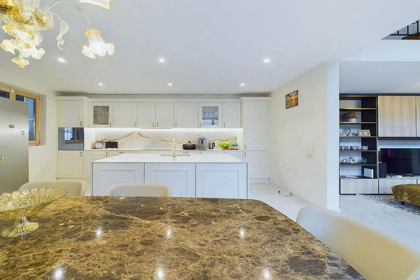 Villa da sogno con vista aperta a Roveredo, GR | Traumhafte Villa mit Panoramablick in Roveredo, GR - Foto 1 von 13