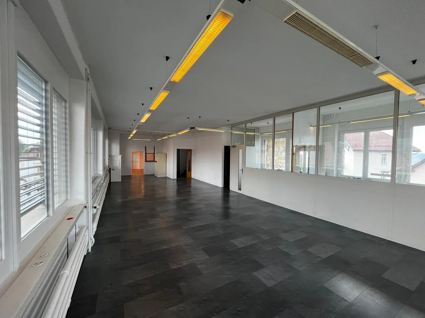 Espace Commercial Moderne à Louer - Photo 1 sur 5
