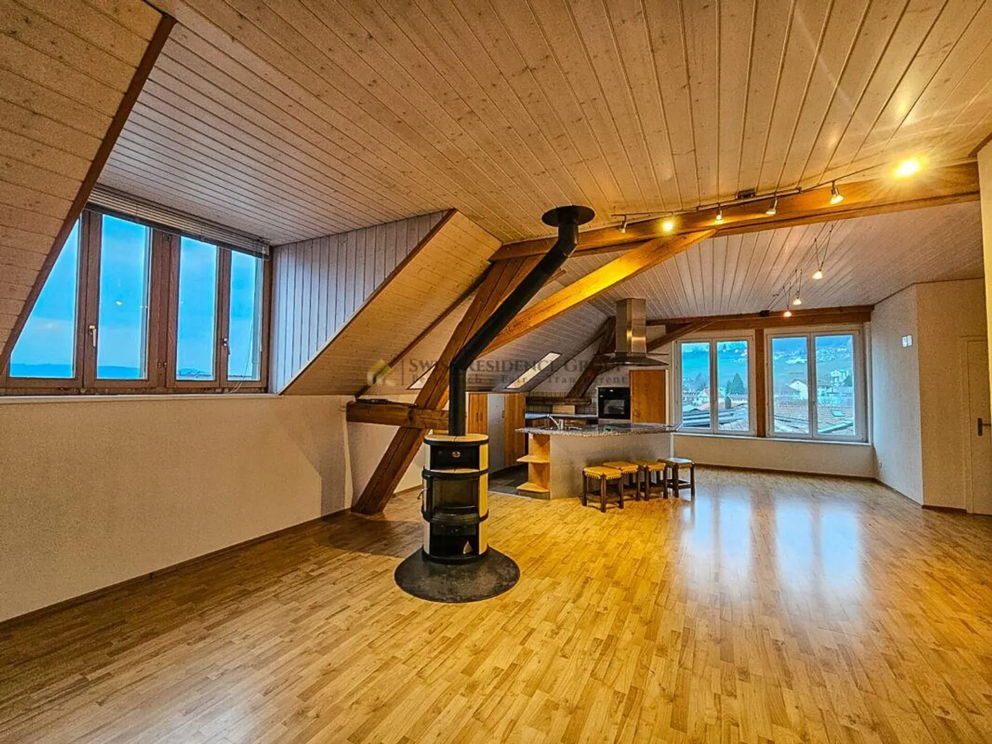 Appartamento mansardato luminoso con charme e 165 m² di sensazione abitativa - Foto 2 di 6
