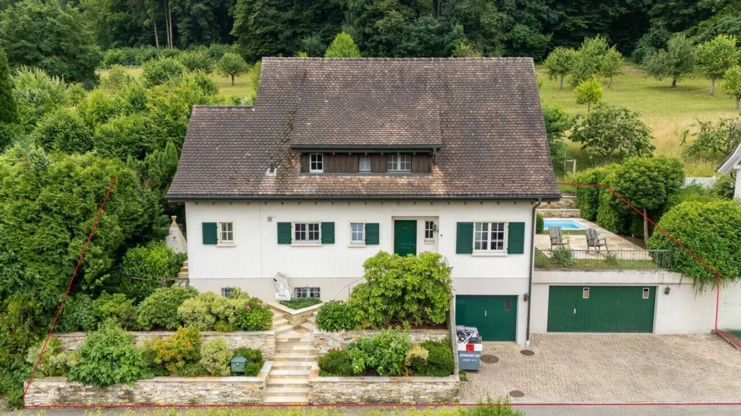 Freistehendes 7.5 Z' EFH mit Pool und 3 Garagen-Plätzen - Foto 12 von 12