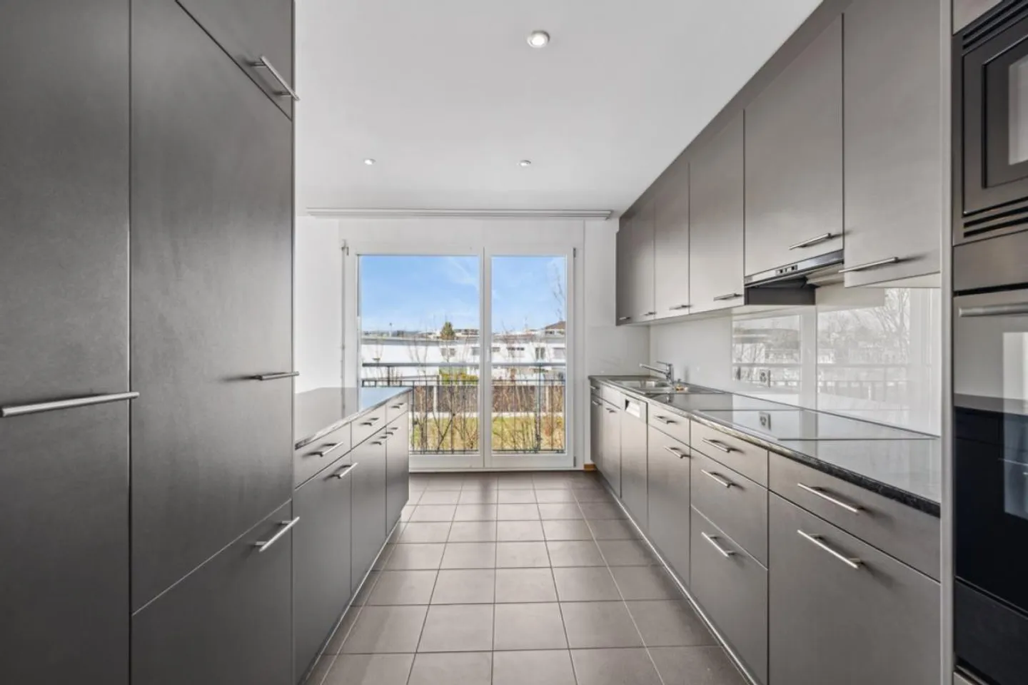 Moderno appartamento di 4,5 stanze con grande terrazza a Rothenburg - Foto 2 di 9