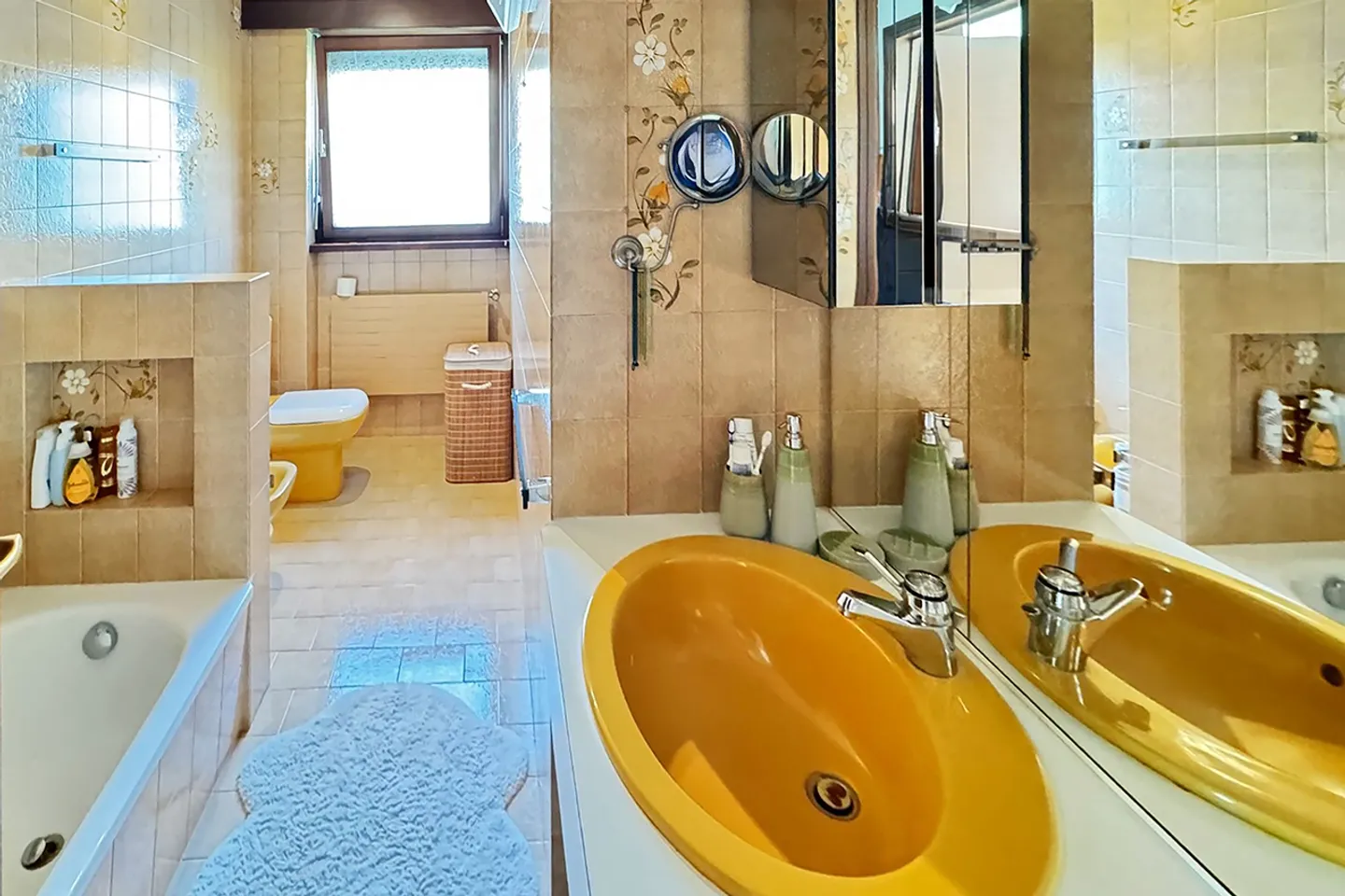 Two-family house with R4 plot in the center - Photo 5 of 13