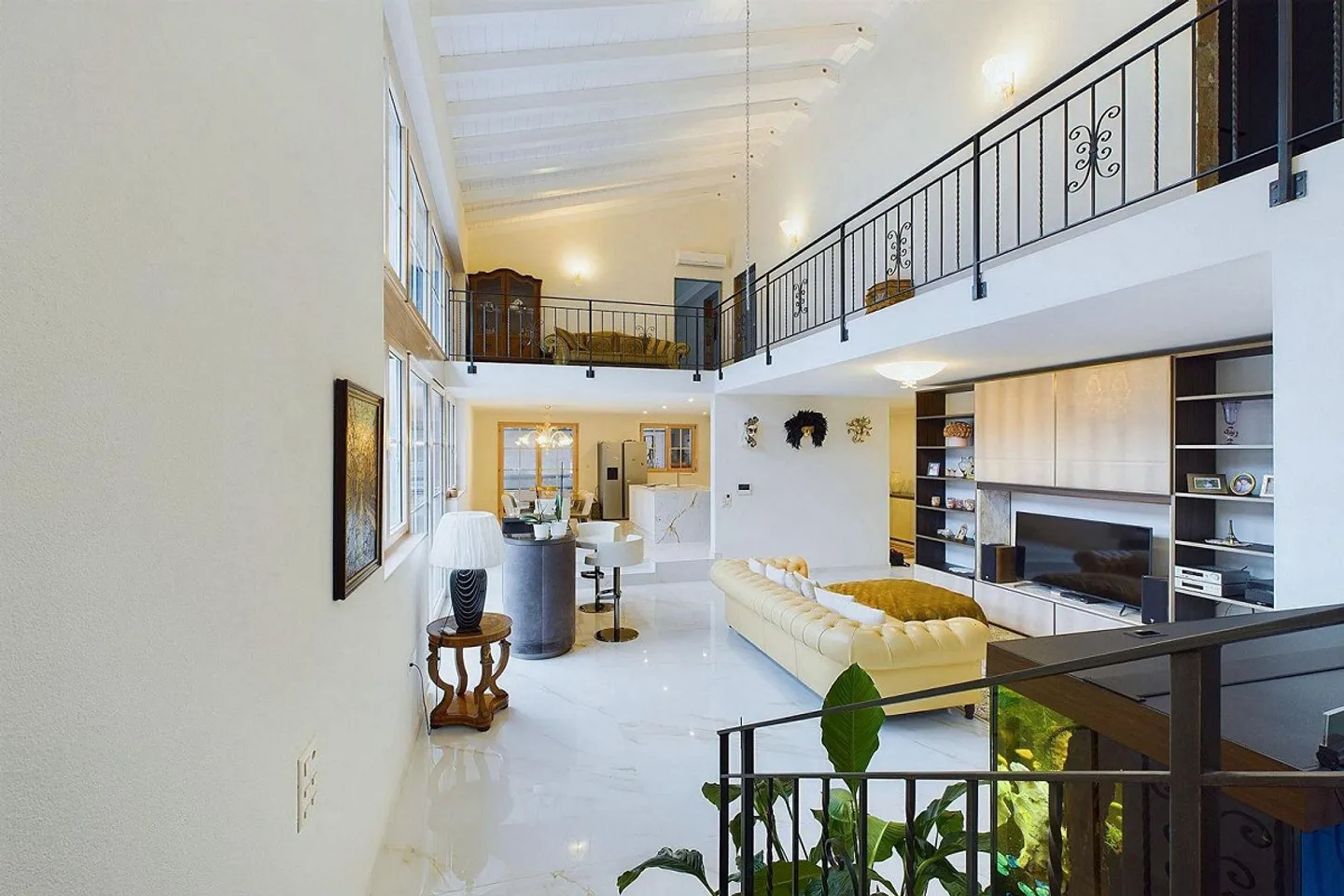 Villa da sogno con vista aperta a Roveredo, GR | Traumhafte Villa mit Panoramablick in Roveredo, GR - Foto 3 von 13