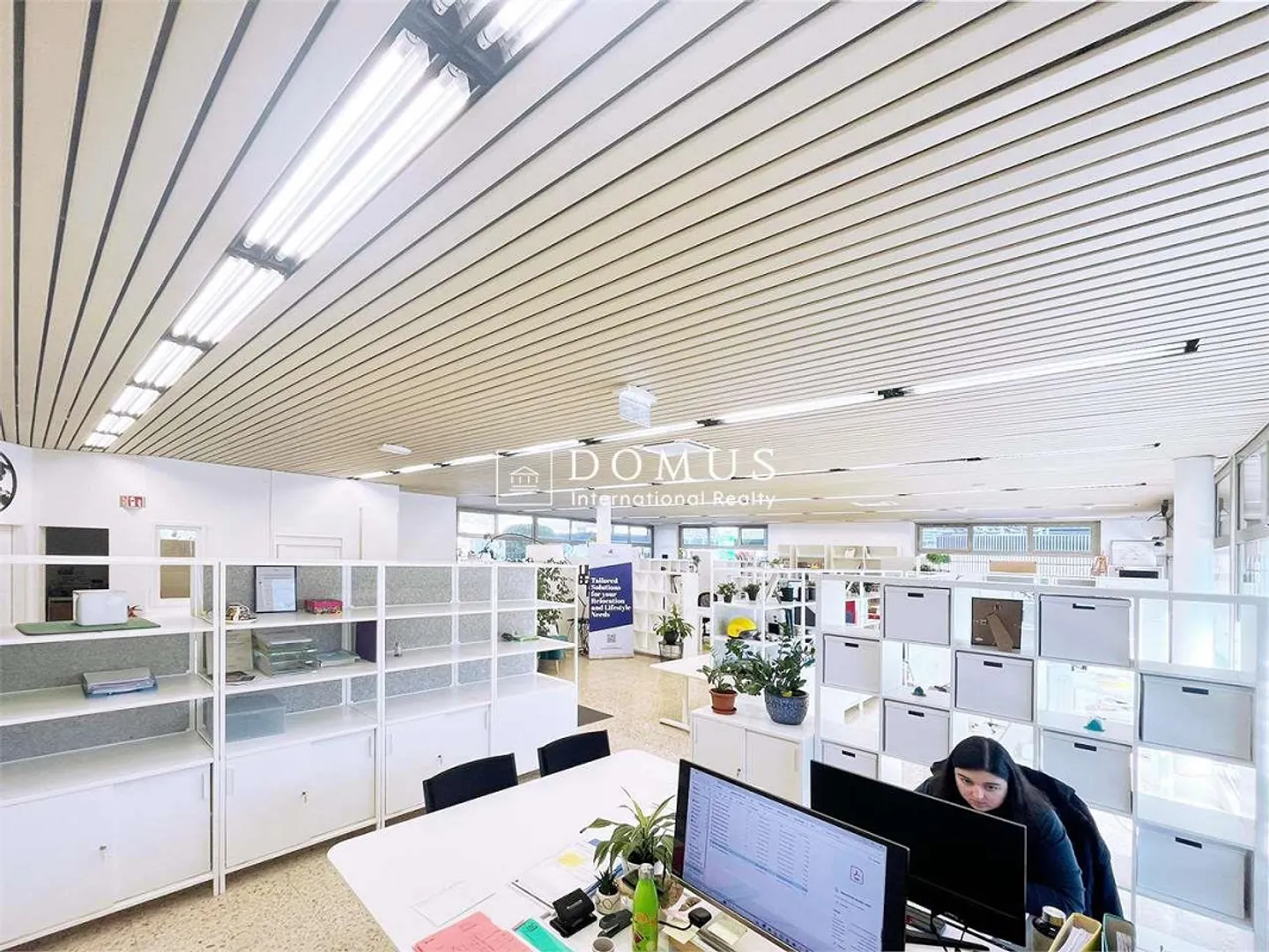 Open space with windows in a high traffic area - Photo 4 of 8