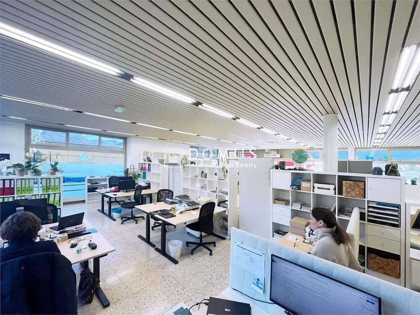 Open space with windows in a high traffic area - Photo 5 of 8