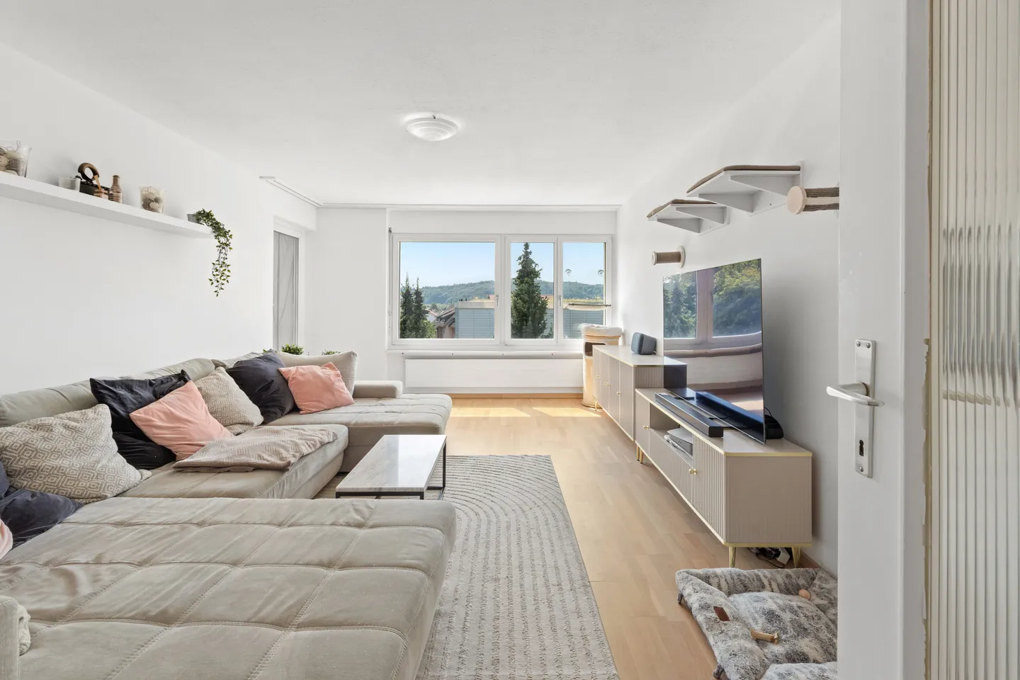 Helle 4.5-Zimmer-Wohnung mit Balkon in Beringen kaufen - Foto 1 von 10