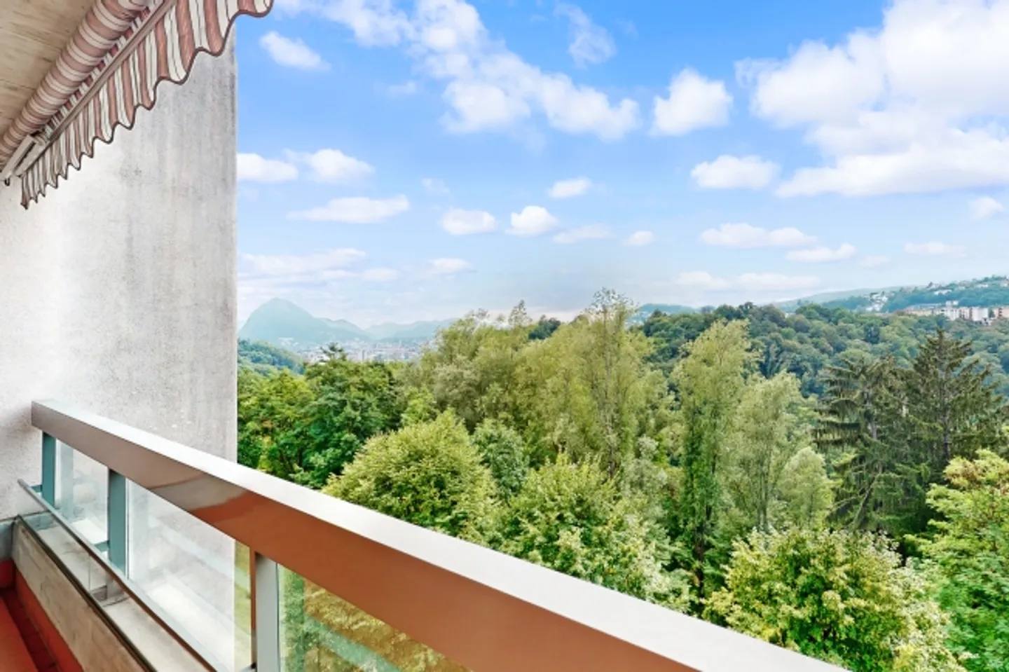 A 3.5-room apartment immersed in greenery - Photo 7 of 8