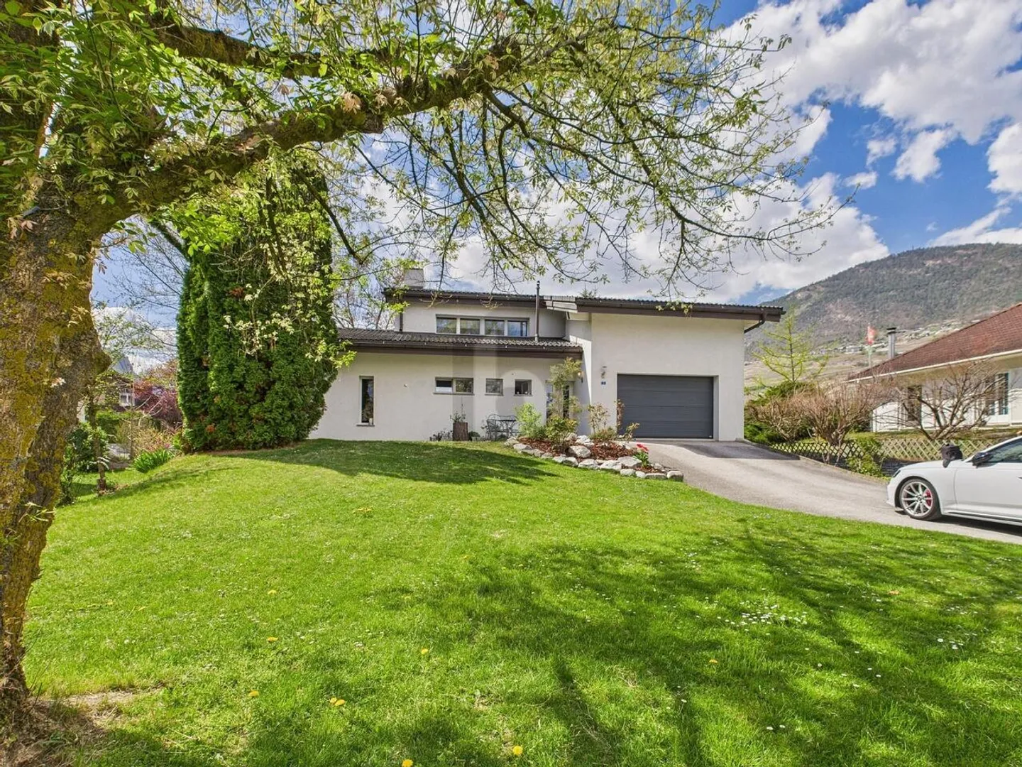 HAUS MIT EINER GETRENNTEN WOHNUNG - Foto 1 von 6