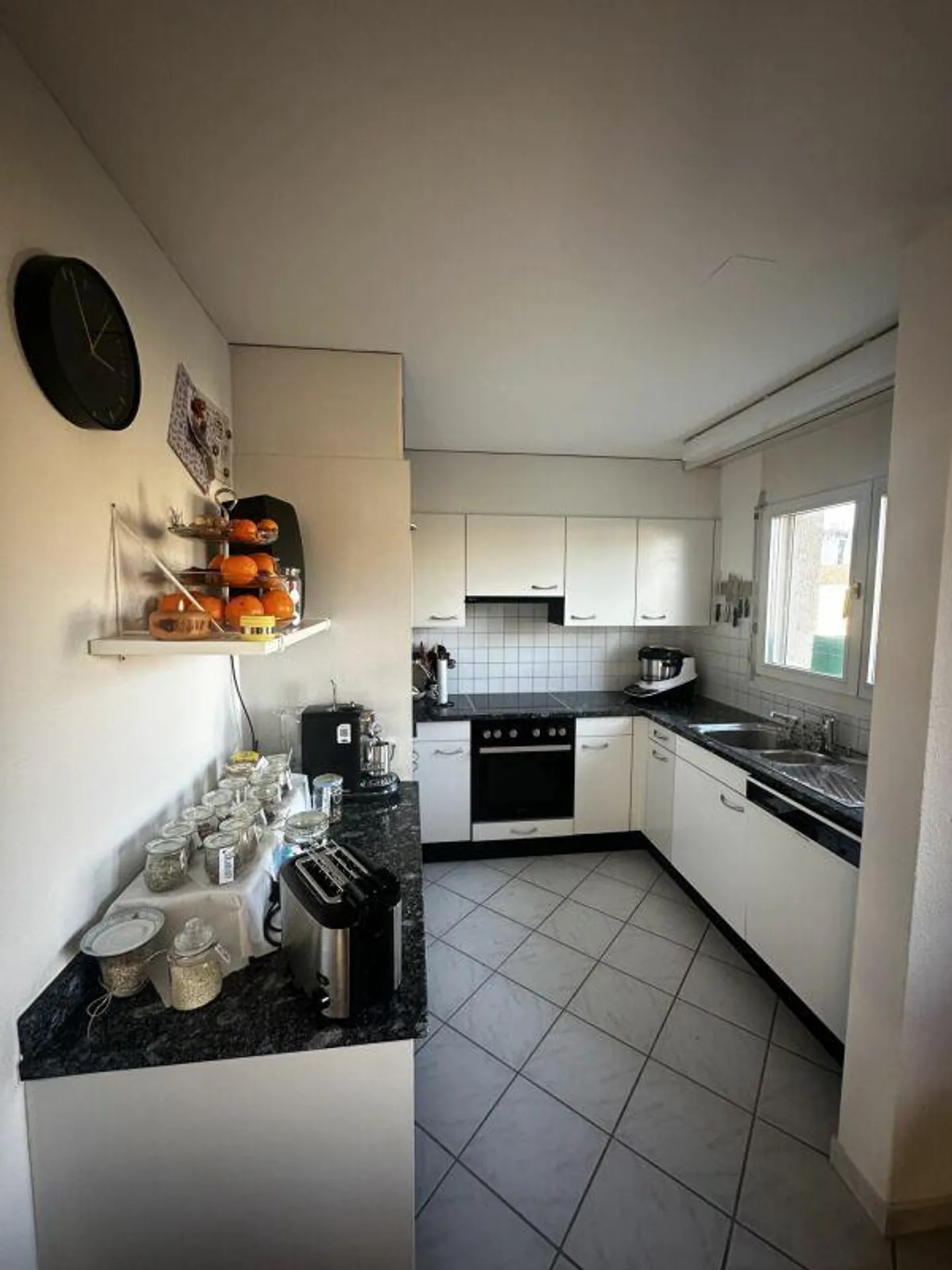 3.5-Room Apartment in a Central Location - Photo 3 of 6