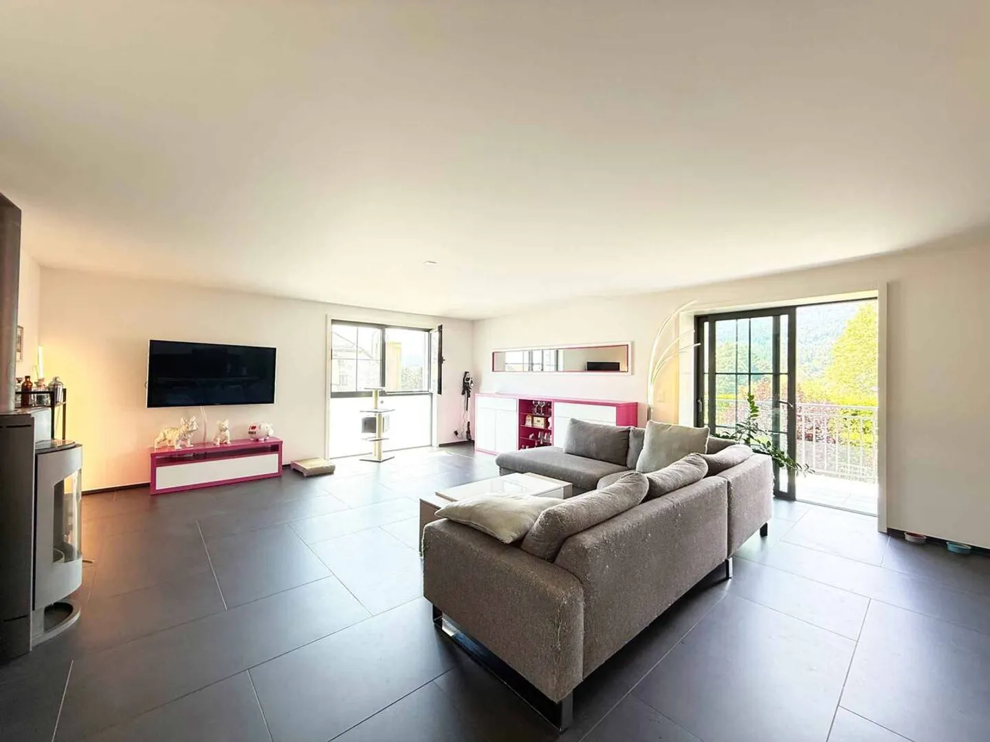 Longirod - Helle 3,5-Zimmer-Wohnung in einem renovierten Bauernhaus - Foto 2 von 9