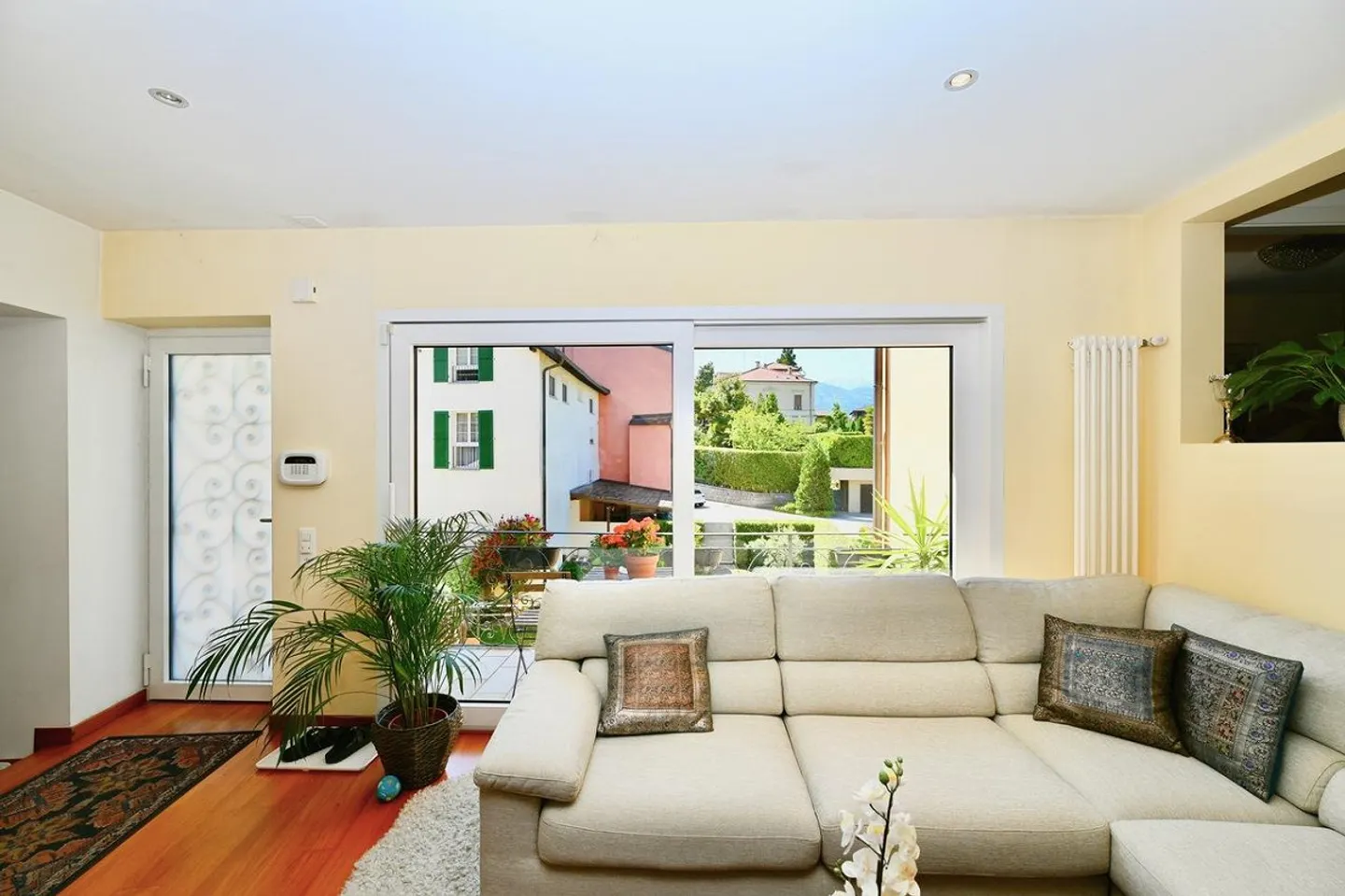 Elegant Detached House - Photo 5 of 19