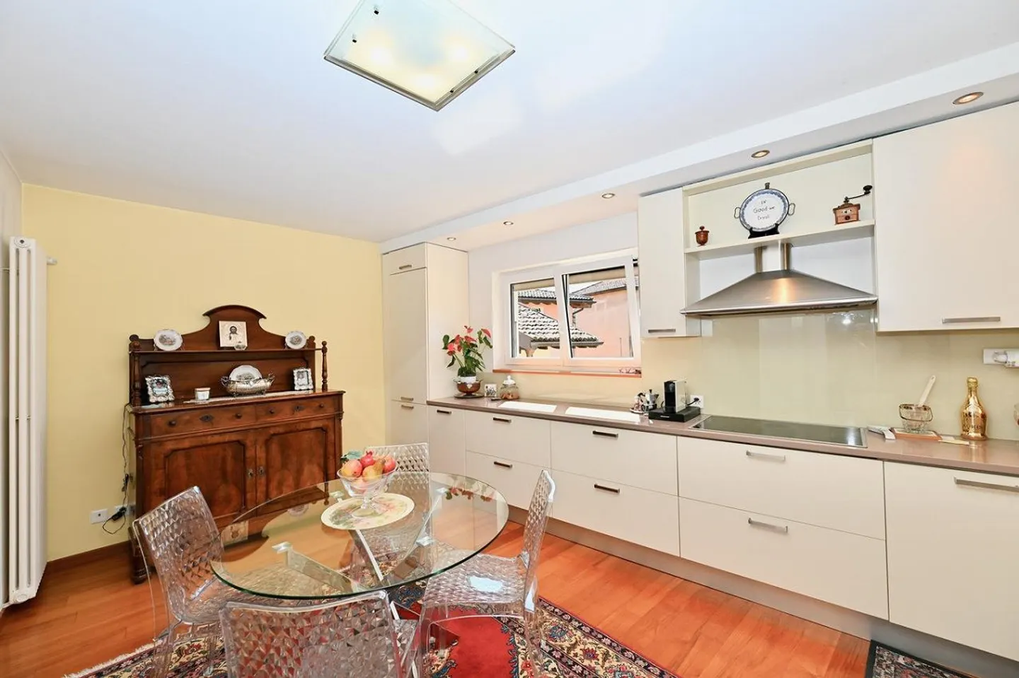 Elegant Detached House - Photo 11 of 19
