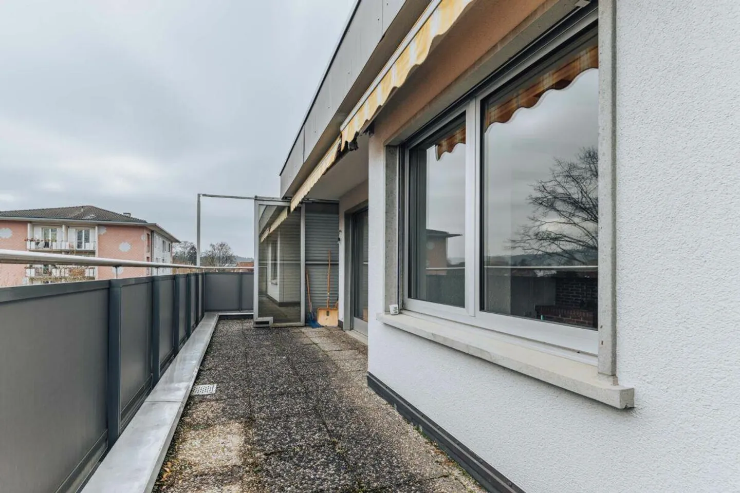 5.5 Room Penthouse Dream with 121 m² above the rooftops in the center of Langenthal! - Photo 2 of 13