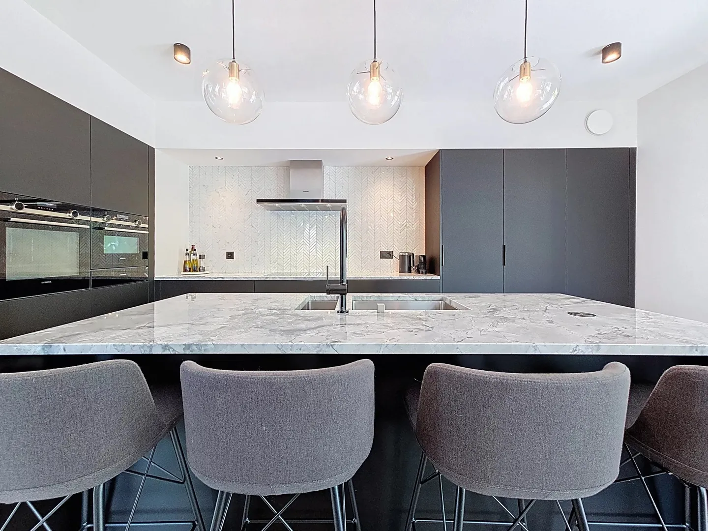 Villa contemporanea tra eleganza, comfort e natura - Foto 4 di 13