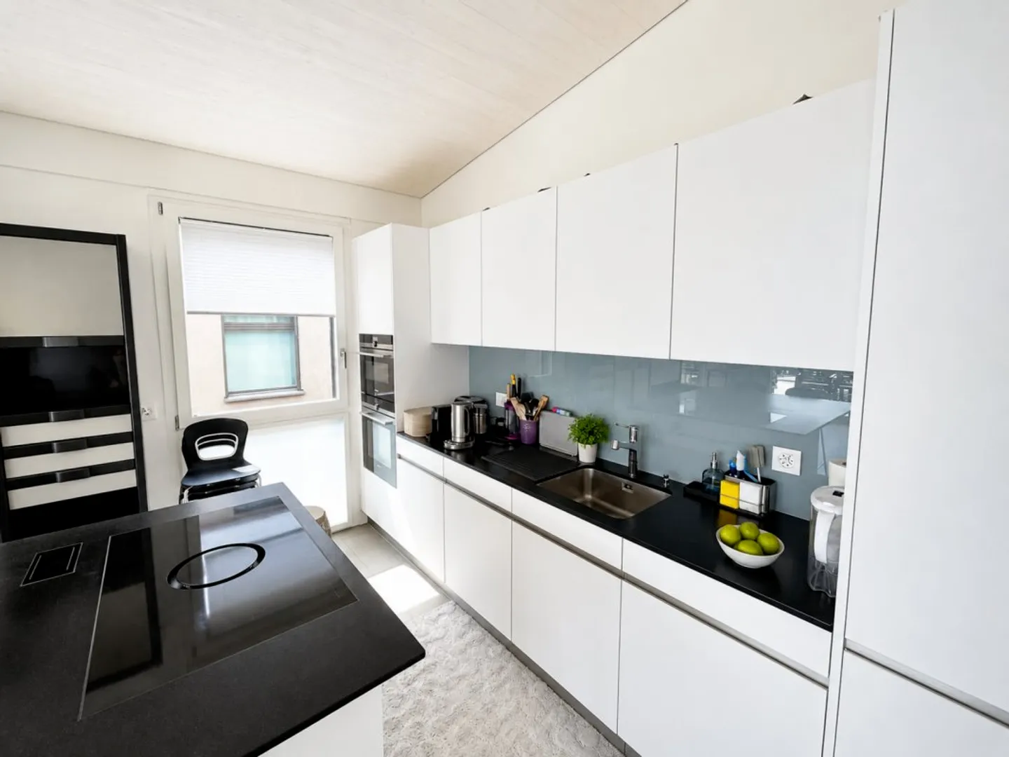 Charming Apartment with Lake View - Photo 4 of 23