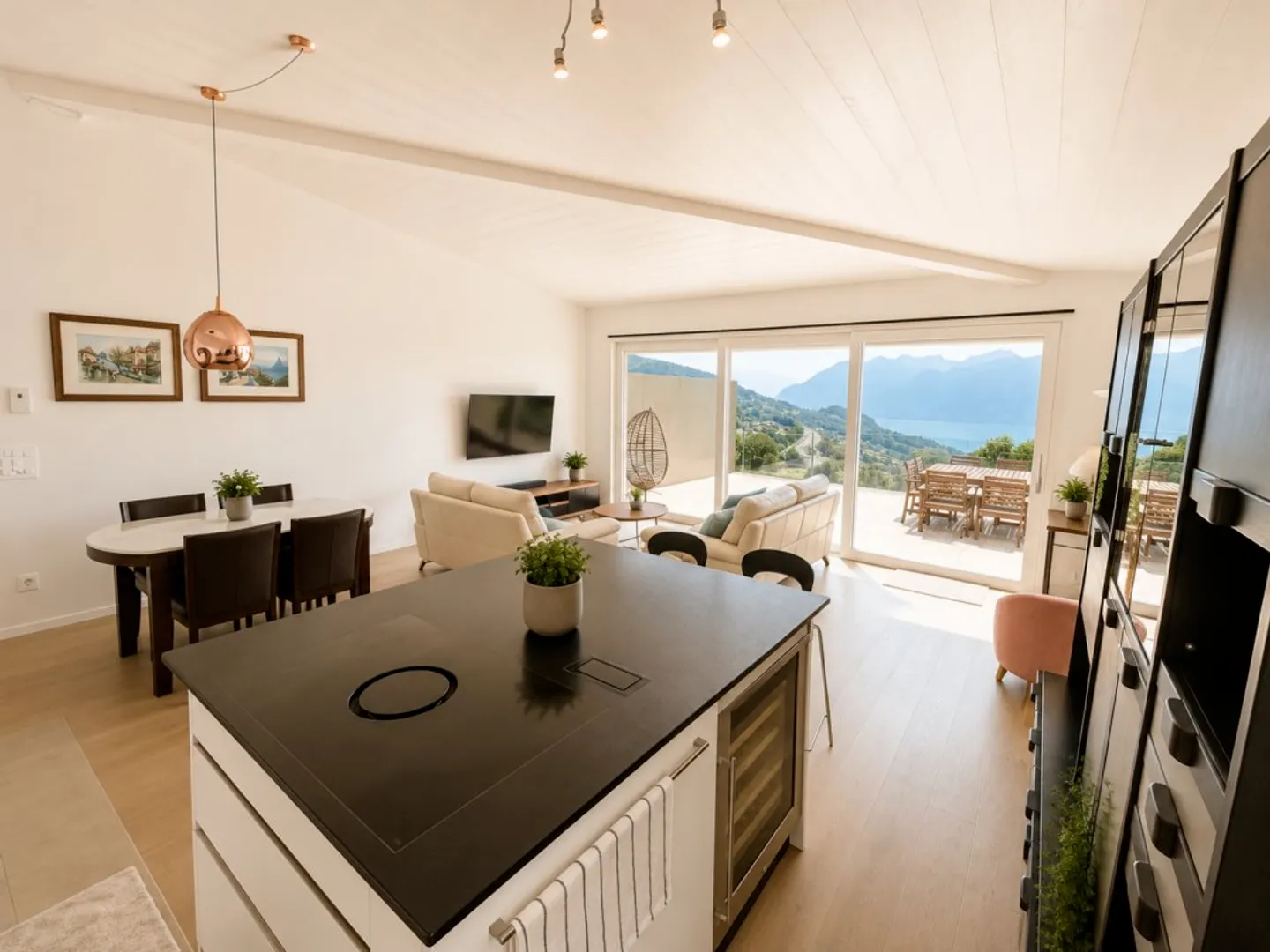Charming Apartment with Lake View - Photo 5 of 23