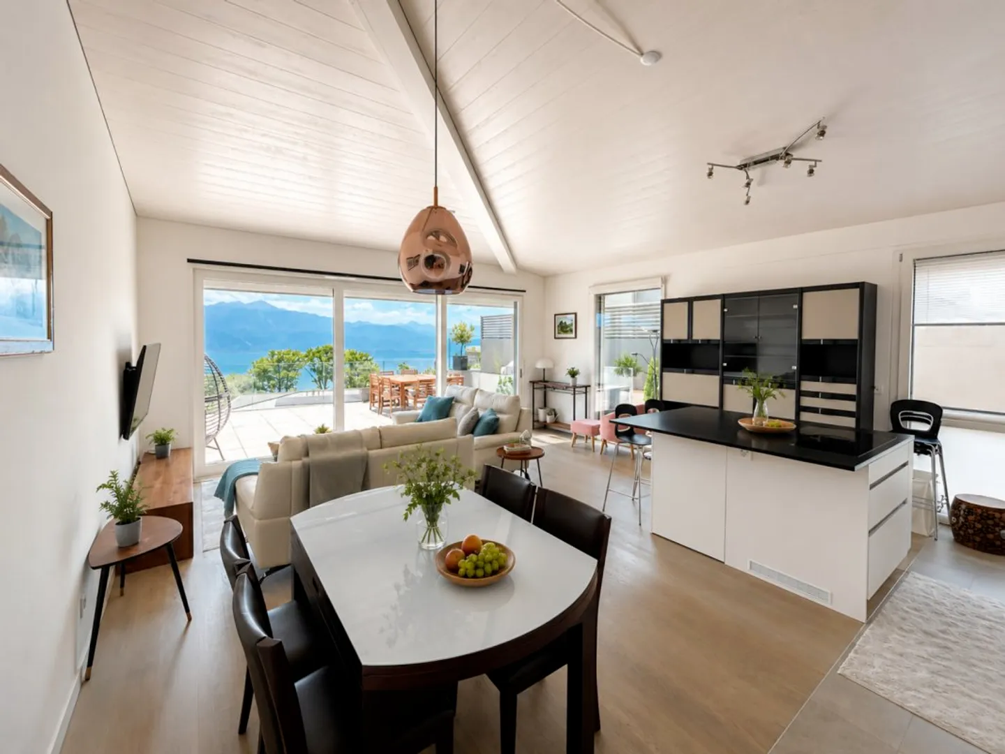 Charming Apartment with Lake View - Photo 6 of 23
