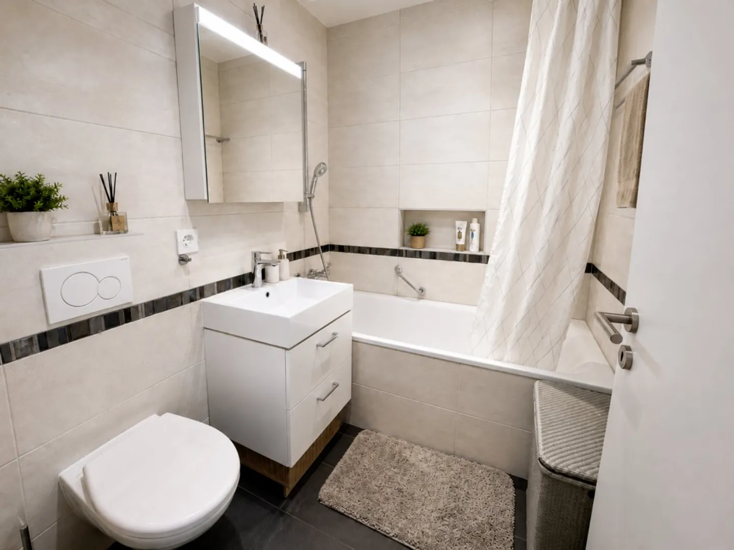 Charming Apartment with Lake View - Photo 11 of 23